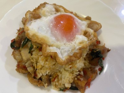ข้าวกะเพราหมูกรอบไข่ดาว