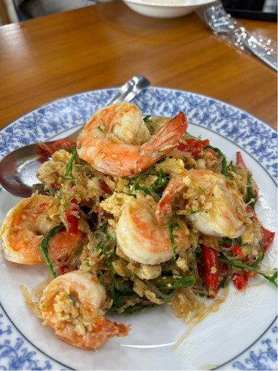 ชะอมผัดวุ้นเส้นกุ้งสด