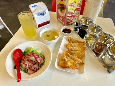 Set บะหมี่ซอสฮ่องเต้หมูแดงฮ่องกง + เกี๊ยวหมูเด้งทอด + เครื่องดื่ม