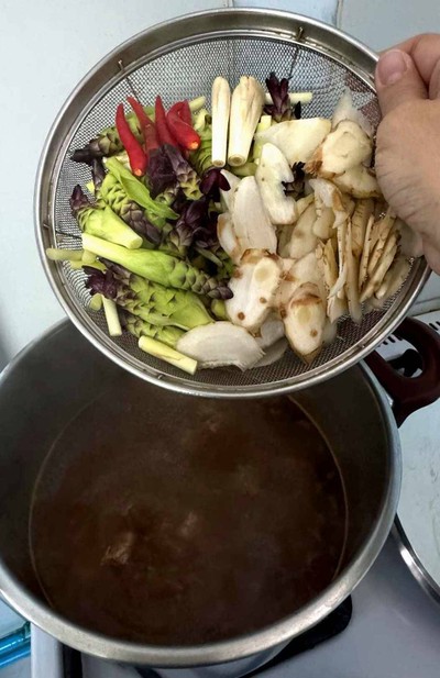 วิธีทำ แกงเมืองดอกกระเจียวกระดูกอ่อน 🪻