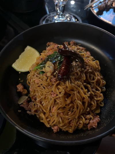 มาม่าผัดแหนมคั่วพริกแห้ง