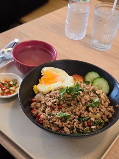 ข้าวผัดกระเพราหมู ไข่ดาว