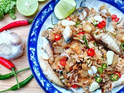 ข้าวผัดชะอมกากหมูปลาทูทอด
