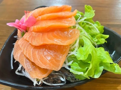 แซลมอนซาซิมิ