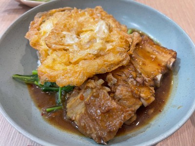 ข้าวหน้าซี่โครงหมูไข่กรอบ