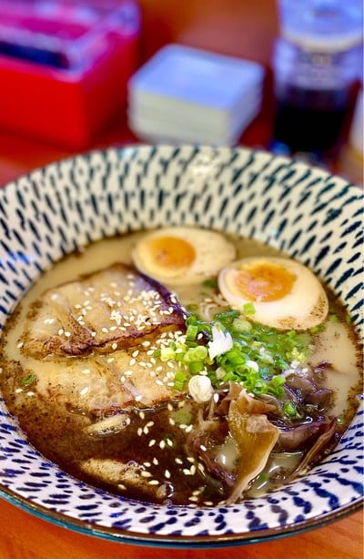 🍜 ทงคคตสึแบล็คการ์ลิคราเมน. (ราคา 99 บาท.)