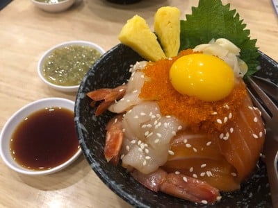 ข้าวหน้าแซลมอน กุ้ง ไข่ ดองซีอิ๊ว