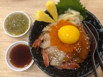 ข้าวหน้าแซลมอน กุ้ง ไข่ ดองซีอิ๊ว