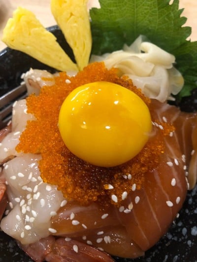 ข้าวหน้าแซลมอน กุ้ง ไข่ ดองซีอิ๊ว