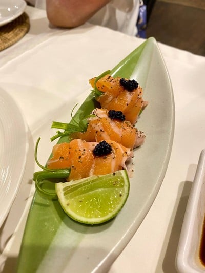 ปลาแซลมอนครีมชีสกับไข่ปลาคาเวีย