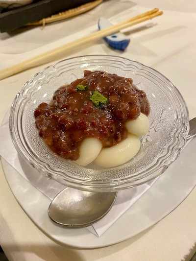 โมจิเย็นถั่วแดงโรยผงชาเขียว