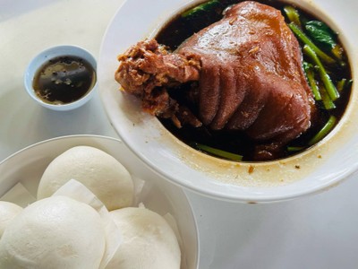 ครัวยายเปล่ง & กฤษฎิ์ ขาหมูหมั่นโถว ซาลาเปา ศาลาธรรมสพน์