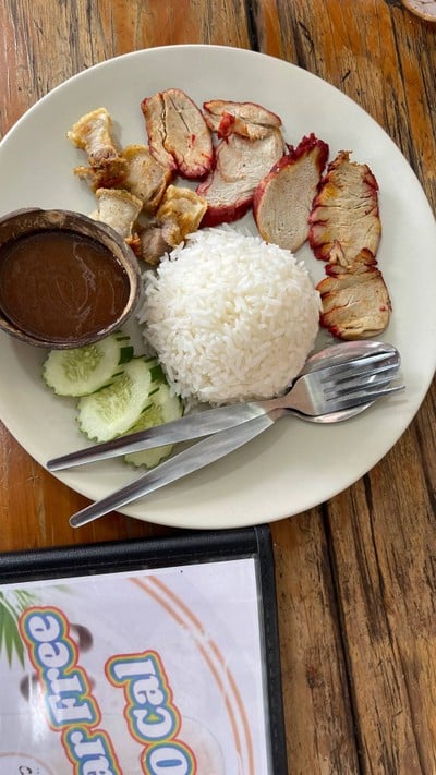 ข้าวหมูแดงหมูกรอบ