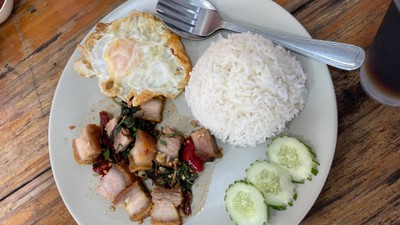 กะเพราหมูกรอบไข่ดาวราดข้าว