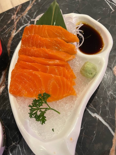 ปลาแซลมอนซาชิมิ