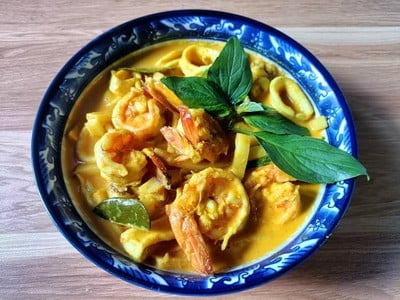 แกงคั่วหน่อไม้กุ้งปลาหมึก