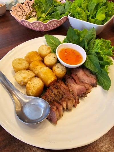 ข้าวเหนียวทอดหมูย่าง