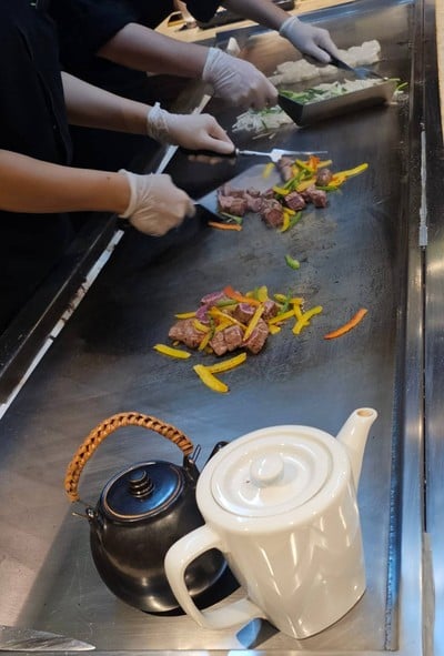 เชฟผู้เชี่ยวชาญปรุงโชว์แบบสดๆ หน้าเตา