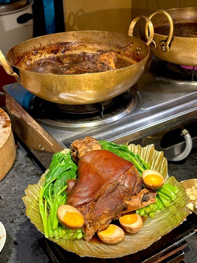 ข้าวขาหมูพร้อมเครื่องเคียง