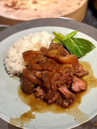 ข้าวขาหมูพร้อมเครื่องเคียง