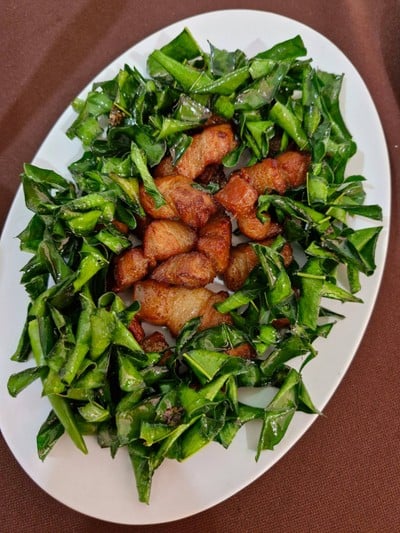 หมูสามชั้นทอด ใบมะกรูดกรอบ