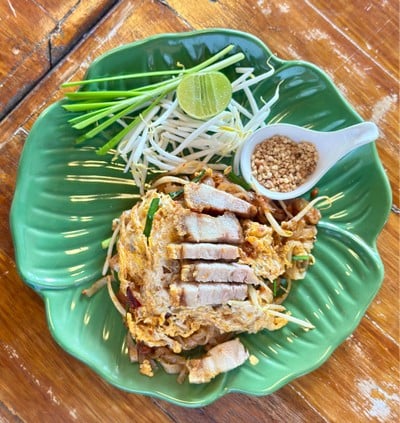 ผัดไทยหมูกรอบ