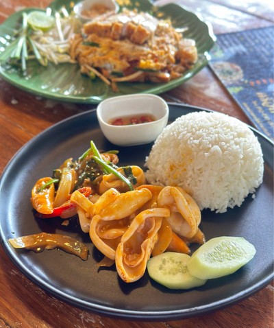 ข้าวราดหมึกผัดไข่เค็ม