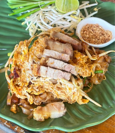ผัดไทยหมูกรอบ