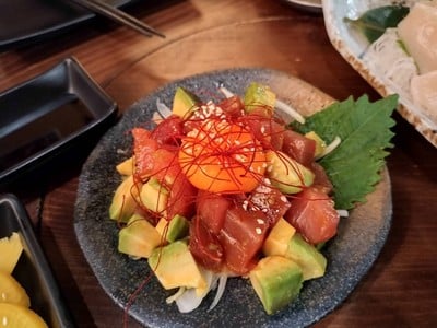 Maguro Avocado Yukke ปลามะกูโระกับอโวคาโดคลุกซอส