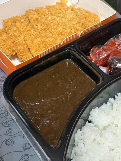 ข้าวแกงกะหรี่หมูทอดโกลด์คัตสึ