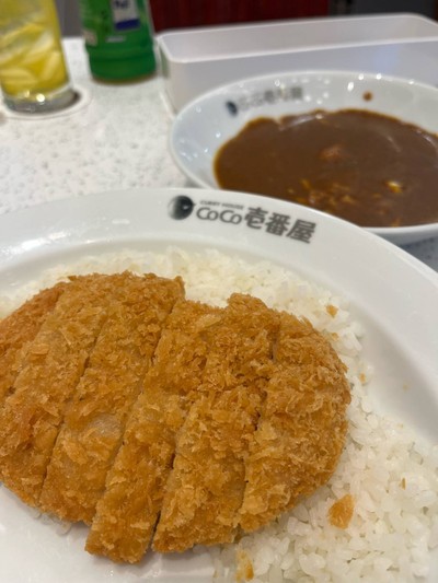 ข้าวแกงกะหรี่หมูทอดทงคัตสึชีส