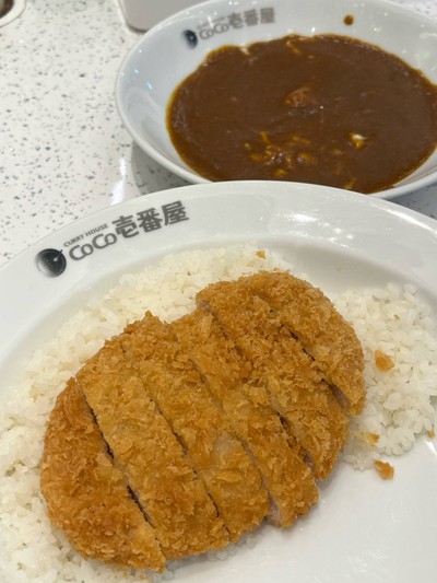 ข้าวแกงกะหรี่หมูทอดทงคัตสึชีส