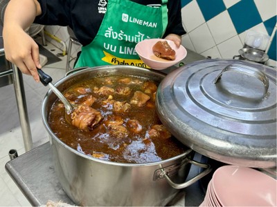 ขาหมูเจริญแสงสีลม สีลม