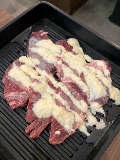 เนื้อส่วนทองหมักกระเทียม