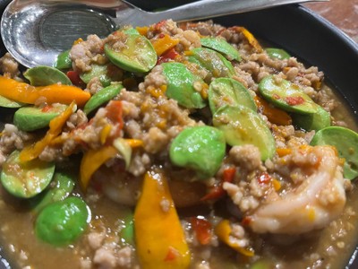 ลูกตอผัดกุ้งหมูสับ