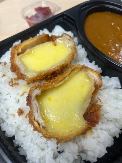 ข้าวแกงกะหรี่หมูทอดทงคัตสึชีส ไซส์ M