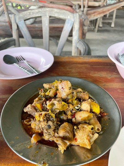 ผัดเผ็ดไก่บ้าน