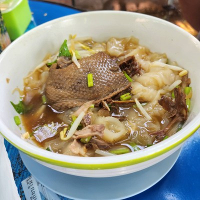 เส้นใหญ่เป็ดตุ๋นน้ำ