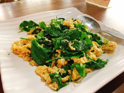 ใบเหรียงผัดไข่