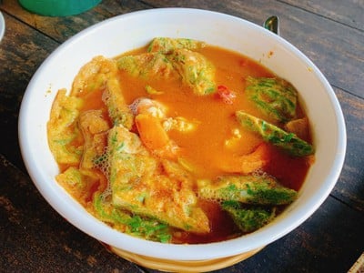 แกงส้มชะอมไข่กุ้งสด