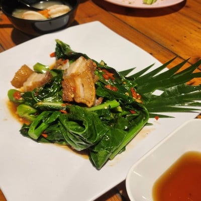 ผัดคะน้าหมูกรอบ