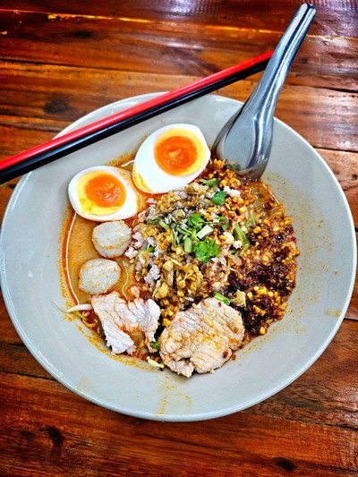 ก๋วยเตี๋ยวหมูต้มยำ+ไข่ต้ม