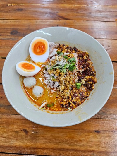 ก๋วยเตี๋ยวหมูต้มยำ+ไข่ต้ม