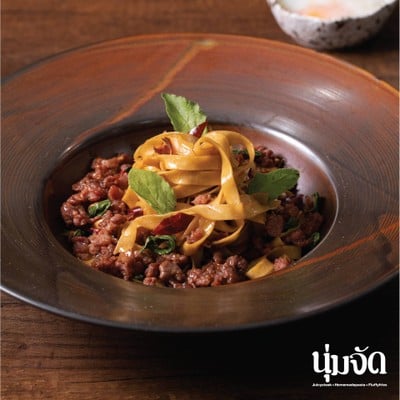 พาสต้าเส้นสดกะเพราเนื้อวากิวสับ ใช้กะเพราบ้านใบเล็กในการทำซึ่งทำให้มีกลิ่นหอม 