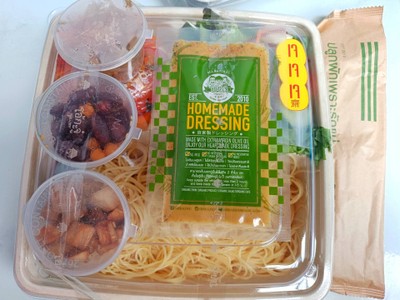 สปาเก็ตตี้แกงเผ็ดเป็ดย่างผลไม้สด