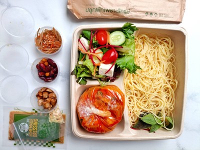 สปาเก็ตตี้แกงเผ็ดเป็ดย่างผลไม้สด