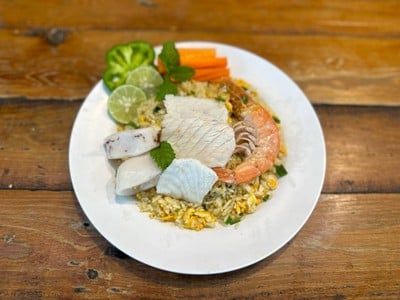 ข้าวผัดทะเล เนื้อปลาเน้นๆไม่มีก้าง หมึกสด กุ้งตัวใหญ่