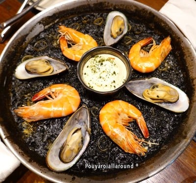 Seafood paella (black ink)