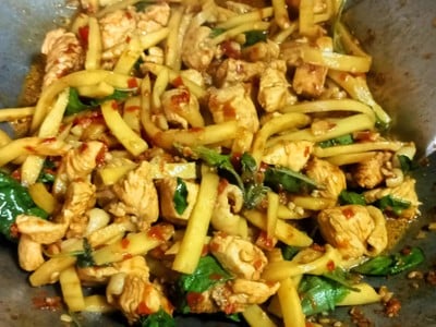 วิธีทำ ผัดกะเพราไก่ใส่หน่อไม้ วิธีทำ ผัดกะเพราไก่ใส่หน่อไม้