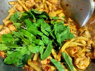 วิธีทำ ผัดกะเพราไก่ใส่หน่อไม้ วิธีทำ ผัดกะเพราไก่ใส่หน่อไม้